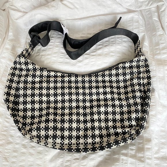 BAGGU Handbags - NWT BAGGU Crescent Bag Medium Black & White Pixel Gingham
